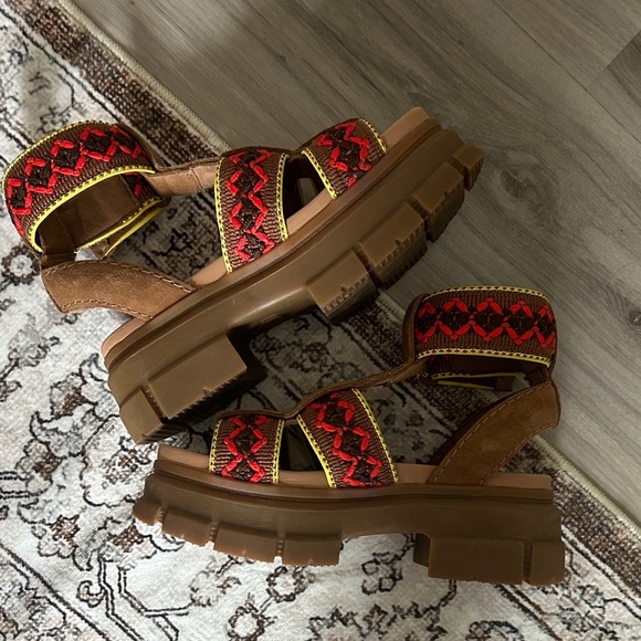 UGG Platform free people Brown and Red Embroidered chunky Sandals - Picture 6 of 7